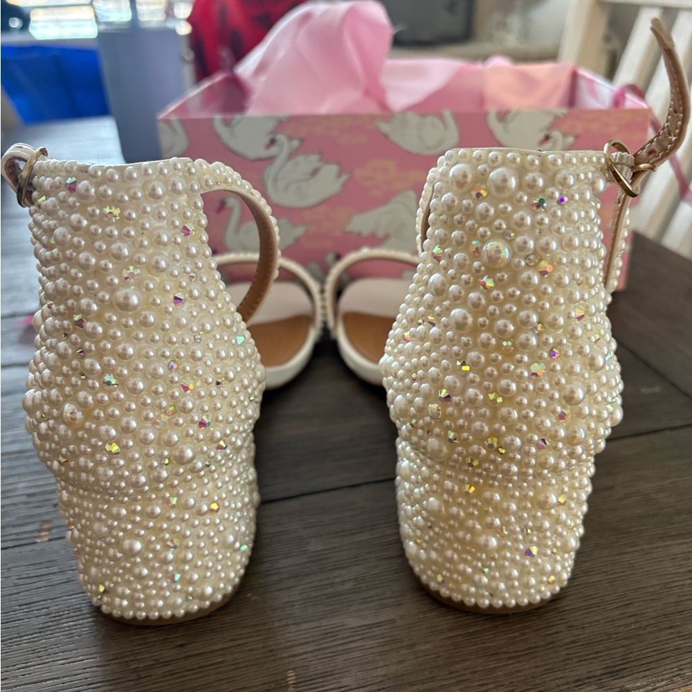 Comfortview Pearl Embellished White Heels - Picture 4 of 5